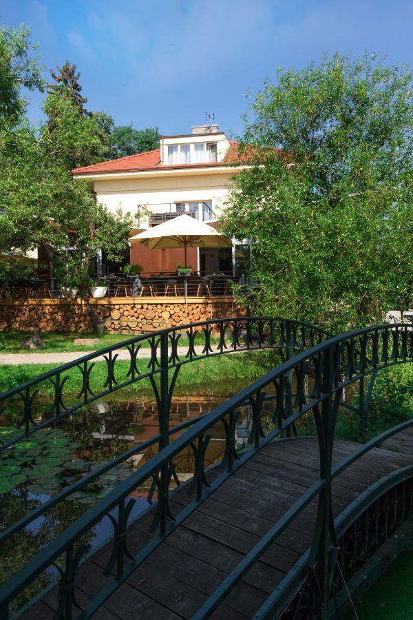 Готель Areal Botanika Unhost Екстер'єр фото